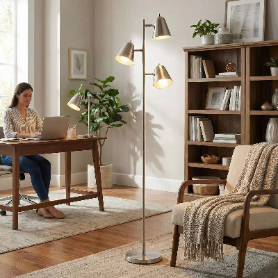 lampadaire lampaspots milieu pièce avec bureau et fauteuil