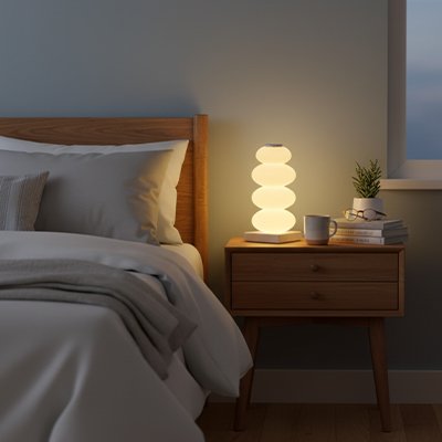 Lampe de chevet tactile près d'un lit