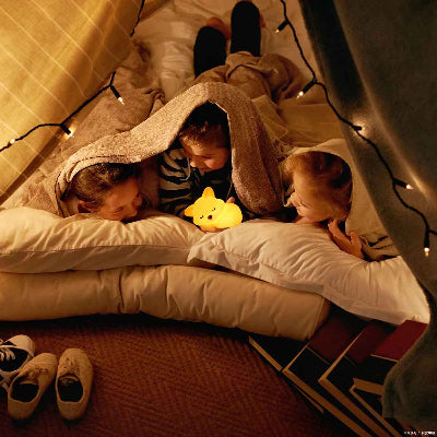 veilleue renard paisible dans une cabane improvisée avec trois enfants