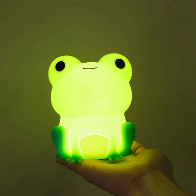 veilleuse lumifrog illuminée dans main