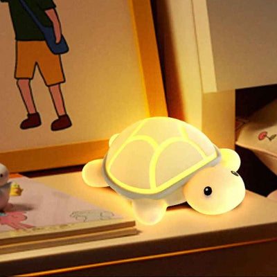 veilleuse tortue torlumi sur table de nuit