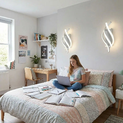 applique murale Feuille dans une chambre adolescente qui travaille sur son lit
