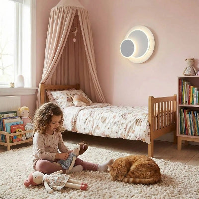applique murale led Eclipse dans chambre enfant avec une fillette qui joue avec ses poupées