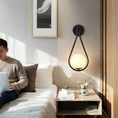 applique murale led Larme homme travaillant dans son lit avec son ordinateur