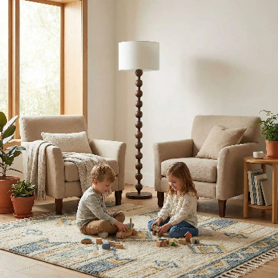 lampadaire bois tourbillon enfants jouant sur un tapis