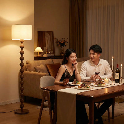 lampadaire bois tourbillon jeune couple faisant un repas romantique