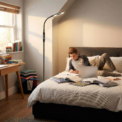 lampadaire lampaclassic adolescent faisant ses devoirs sur son lit