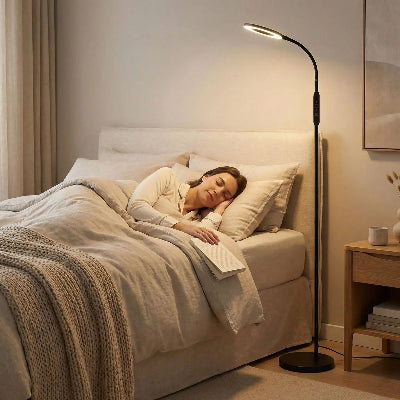 lampadaire lampaclassic femme endormie dans son lit avec un livre dans les mains