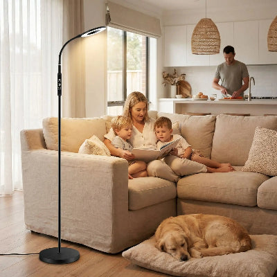 lampadaire lampaclassic femme lisant une histoire à ses enfants sur un canapé