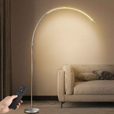 lampadaire lamparc dans salon avec télécommande