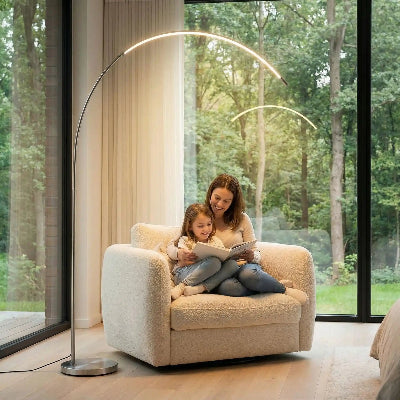 lampadaire lamparc mère et fille dans un fauteuil avec un livre