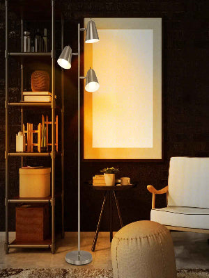 lampadaire lampaspots éclaire tableau étagère livres fauteuil