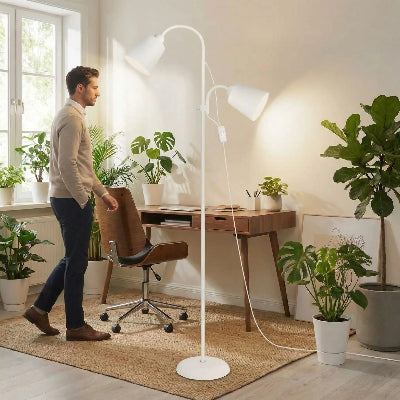 lampadaire liseuse homme allant à son bureau