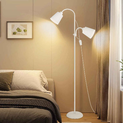 lampadaire liseuse lampadouble dans chambre près du lit