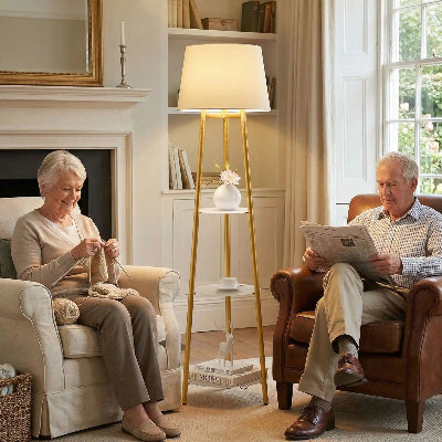 lampadaire salon couple de sénior femme tricote et homme lit le journal