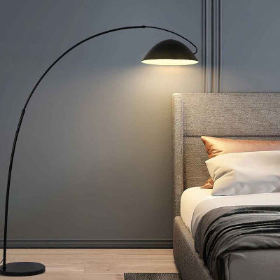 lampadaire sur pied lampasoucoupe dans chambre près du lit