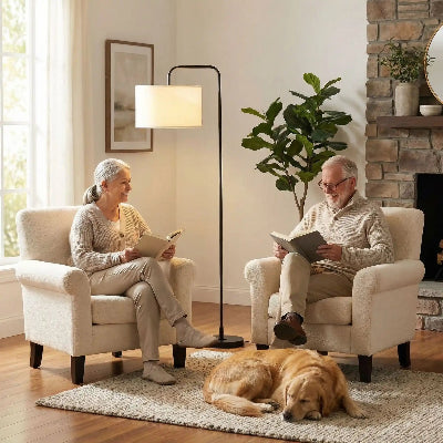 lampadaire vintage lampalin couple regardant livre dans fauteuil sous la surveillance de leur chien