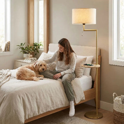 lampadaires lampagère dans chambre adolescente fille sur son lit carressant son chien