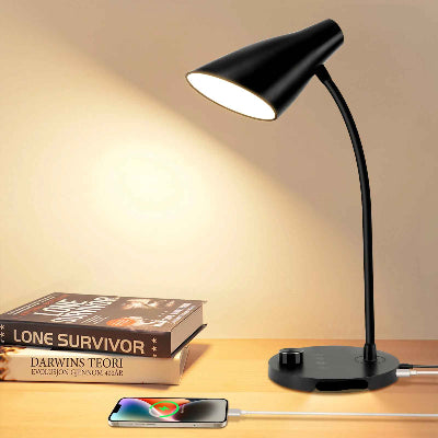 lampe de bureau à led posé sur une table avec livres