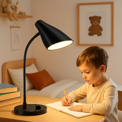 lampe de bureau à led sur bureau avec garçon écrit sur un cahier
