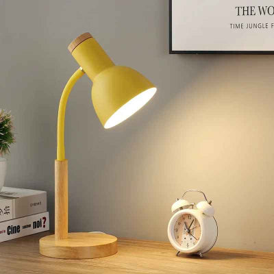 lampe de bureau design jaune reveil eclaire par lampe norlumi