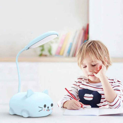 lampe de bureau enfant lamcat éclaire un enfant qui écrit