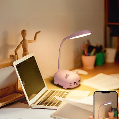 lampe de bureau enfant lamcat rose sur bureau avec ordinateur