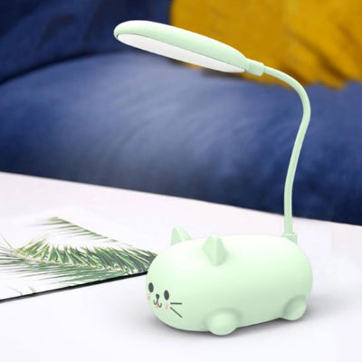 lampe de bureau enfant lamcat verte dans salon