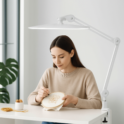 lampe de bureau femme fait de la broderie éclairé par la lampe