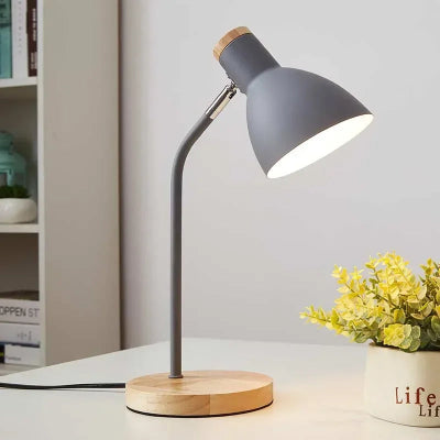 lampe de bureaux grise installe sur un meuble