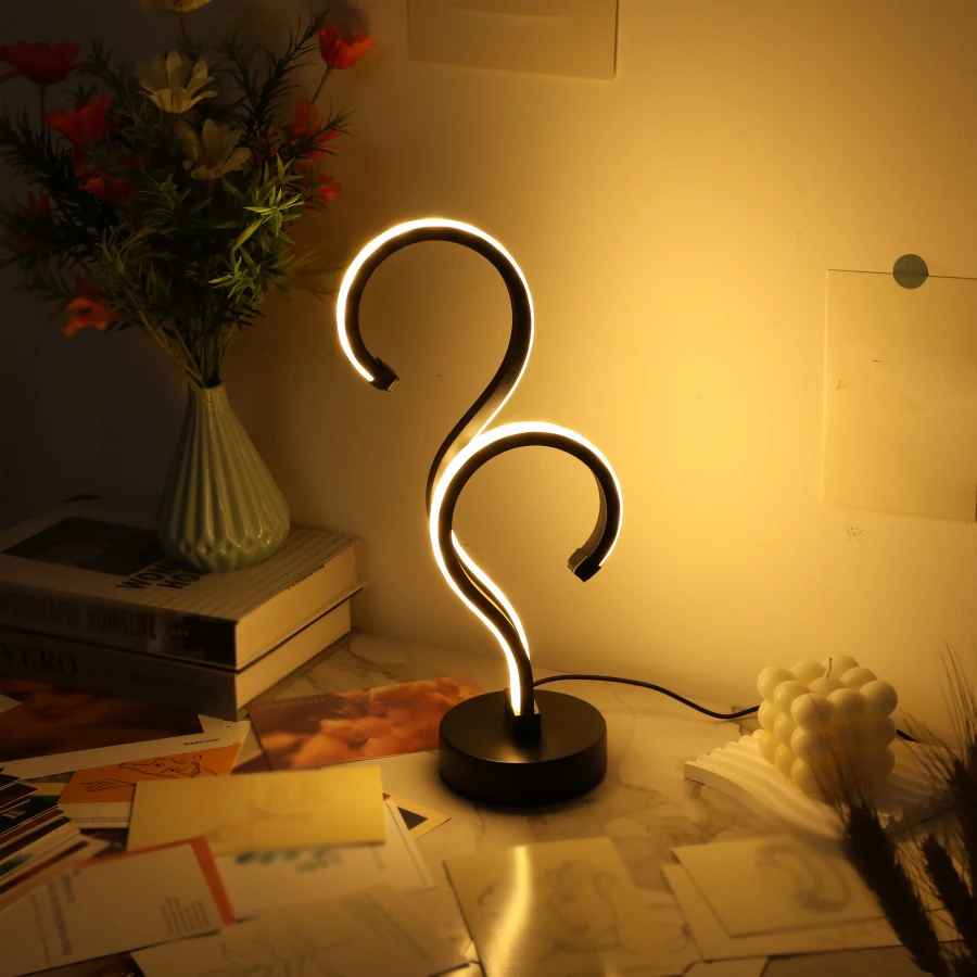 lampe de chevet lumière chaude sur bureau