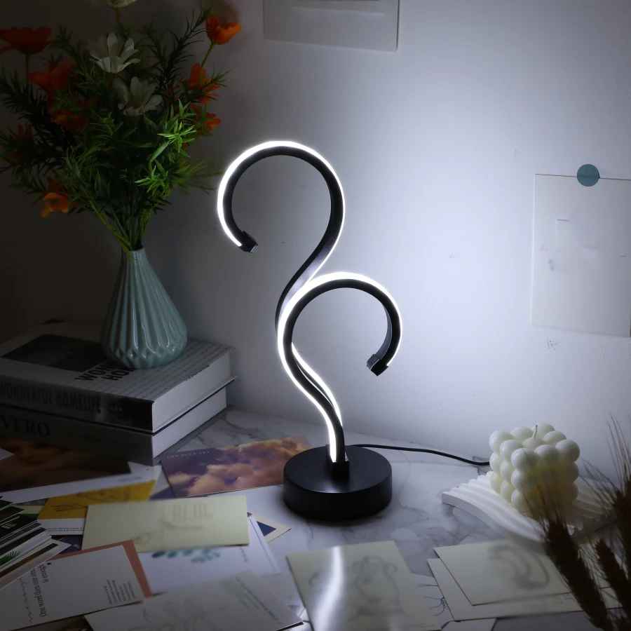 lampe de chevet lumière neutre sur bureau