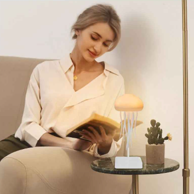 lampe de chevet méduse avec une femme qui lit sur son canapé