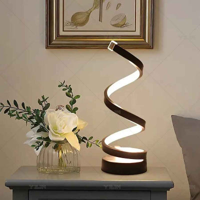 lampe de chevet sur table avec vase lumière blanche