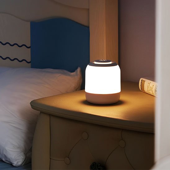 lampe de chevet tactile Box dans une chambre
