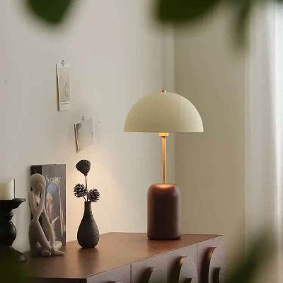 lampe de table design sur meuble en décoration