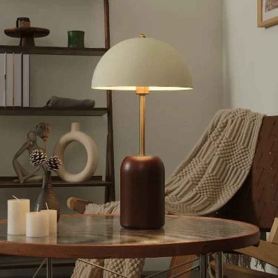 lampe de table design sur table de séjour