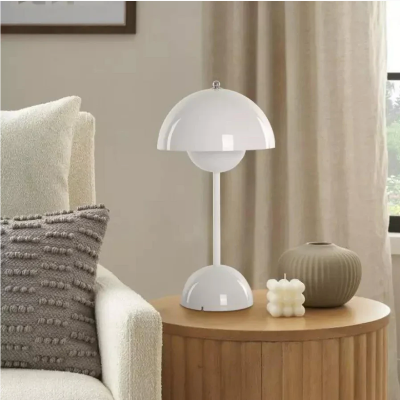 lampe de table rechargeable blanche dans salon lampe Invitation