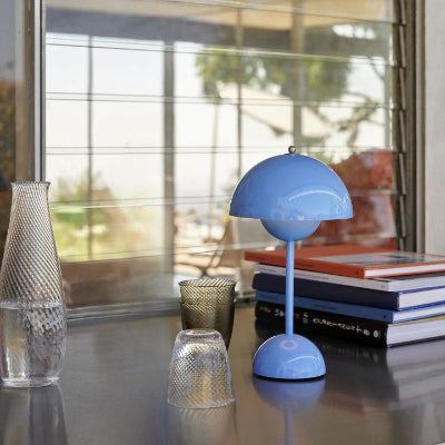 lampe de table rechargeable bleu sur meuble avec verres et pichet lampe Invitation