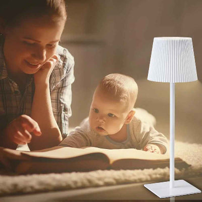lampe de table rechargeable maman et bébé allongés sur tapis