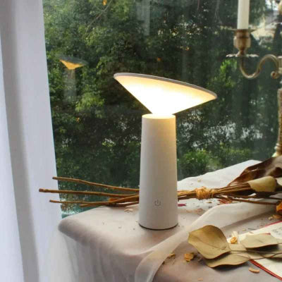 lampe de table rechargeable sur meuble avec vue sur forêt