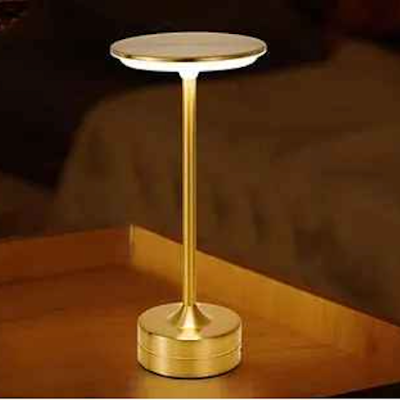 lampe de table sans fil posé sur meuble éclairant lampe Tour