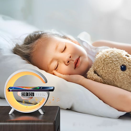 lampes de chevet dans chambre enfant endormi
