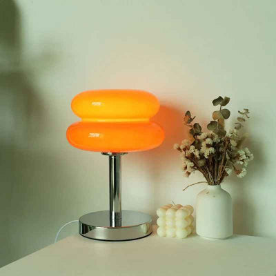 lampes de table macaron orange allumées sur meuble