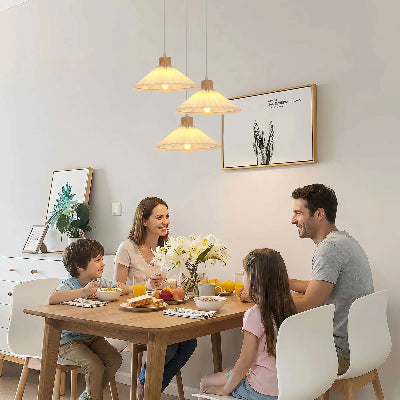 plafonnier cuisine Triolumi famille qui prend leur petit déjeuner