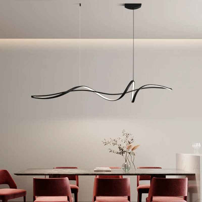 plafonnier modèle sirène noir fixé au dessus table à manger