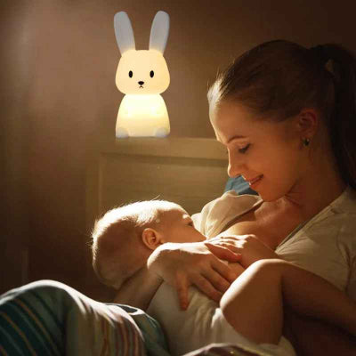 veilleuse bébé lumapin éclaire maman qui allaite son enfant