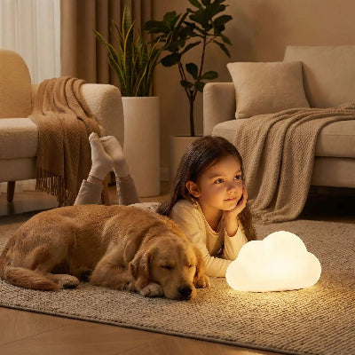 veilleuse bébé lumiage fillette et chien allongés sur tapis avec esprit rêveur