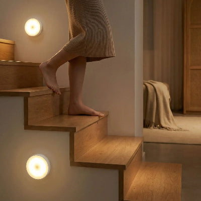 veilleuse de nuit sécurinuit éclaire une personne qui descend des escaliers