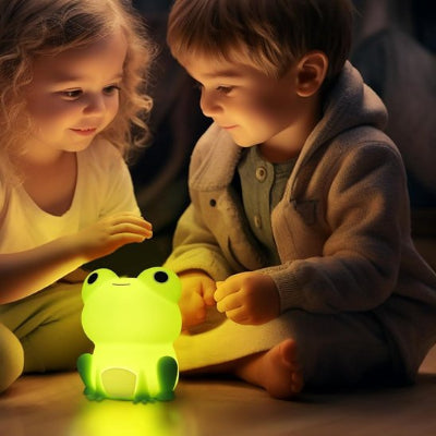veilleuse lumifrog éclaire deux enfants qui discutent